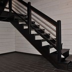 Лестница на косоурах с поворотом на 180 градусов и промежуточной площадкой, балюстрада, массив сосны - п. Черная речка