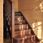Лестница комбинированная с поворотом, с промежуточной площадкой и балюстрадой из массива сосны и бука, п. Вартемяки